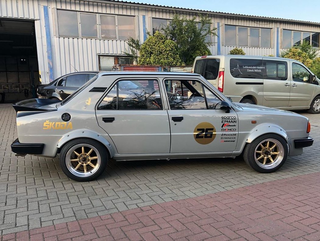 Tahle widebody Škoda 130 vznikla v Česku