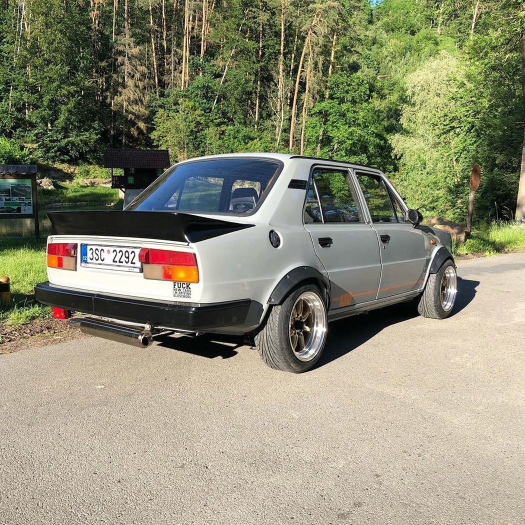 Tahle widebody Škoda 130 vznikla v Česku