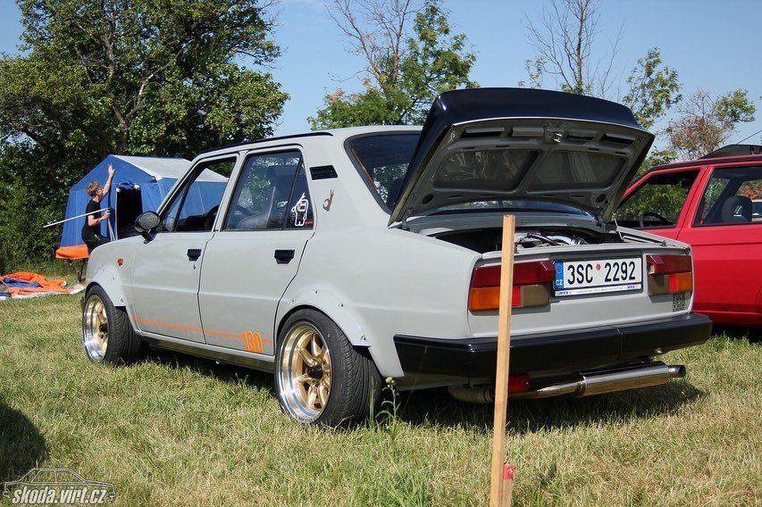 Tahle widebody Škoda 130 vznikla v Česku