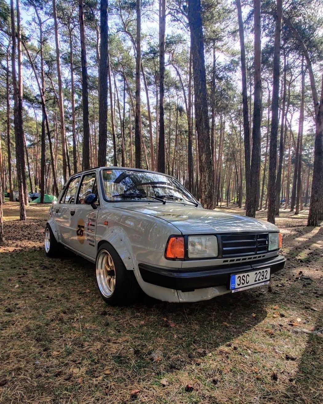 Tahle widebody Škoda 130 vznikla v Česku