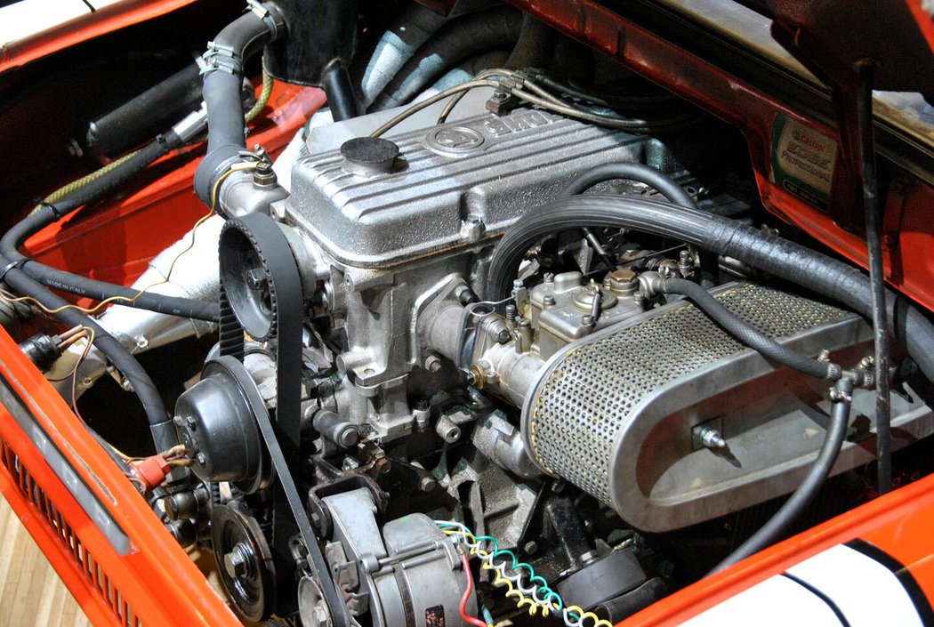 S dvoulitrovým motorem o výkonu 163 k dokázala Škoda 200 RS jet rychlostí 210 km/h