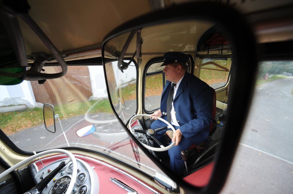 Václav Kopta šoférům starých autobusů jako kluk záviděl. Dnes ale ví, že jejich práce byla řehole. Ergonomie řidičova místa v RTO je vražedná.