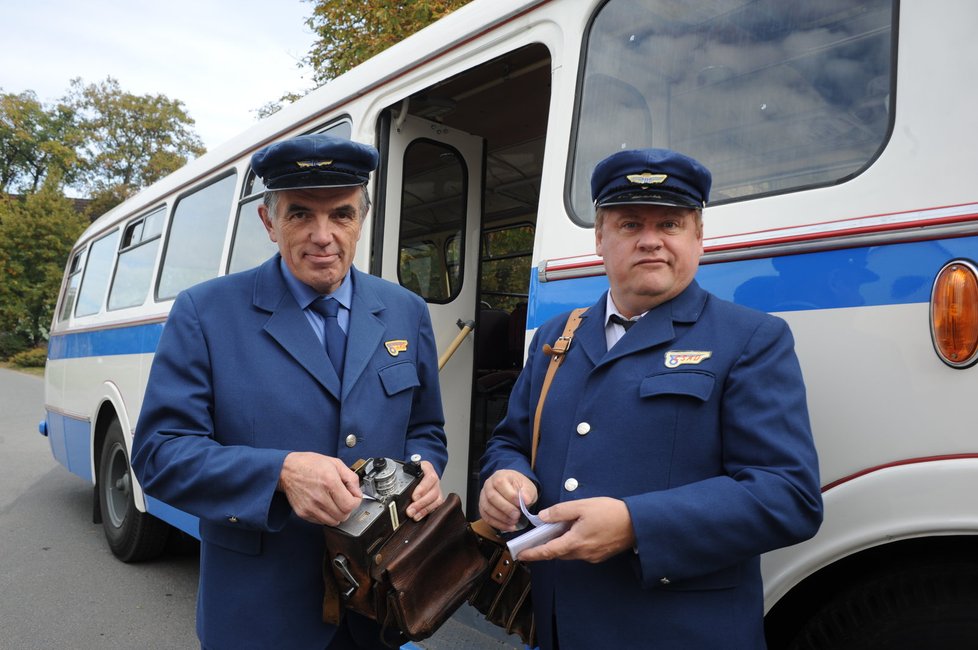 Václav Kopta drží původní trhací lístky, majitel autobusu Vladimír Dušek ukazuje modernější strojek na jejich tisknutí.