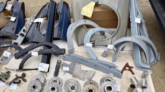 Karosářské i jiné díly a případně také kontakty na prodávající dnes bezproblémově najdete na motoristických burzách, které se o víkendech celoročně konají po celé zemi. Třeba v Sedlčanské kotlině nás letos překvapila tahle nabídka originálů – jasně že jde o doprodej někdejší skladové zásoby. Zato karosářské plechy už jsou dnes v nabídce prodejců velkou vzácností. Ale ve zmíněných Sedlčanech jsme teď v létě spatřili úplně nové blatníky na model M a kupé Rapid – po 3900 korunách za kus. Karosářské i jiné díly a případně také kontakty na prodávající dnes bezproblémově najdete na motoristických burzách, které se o víkendech celoročně konají po celé zemi. Třeba v Sedlčanské kotlině nás letos překvapila tahle nabídka originálů – jasně že jde o doprodej někdejší skladové zásoby. Zato karosářské plechy už jsou dnes v nabídce prodejců velkou vzácností. Ale ve zmíněných Sedlčanech jsme teď v létě spatřili úplně nové blatníky na model M a kupé Rapid – po 3900 korunách za kus.