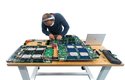 Mechanik osazuje jednu z mnoha základních desek superpočítače novými paměťovými jednotkami