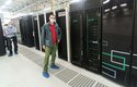 Autor článku v nově budovaném sálu superpočítače s postupně obsazovanými racky