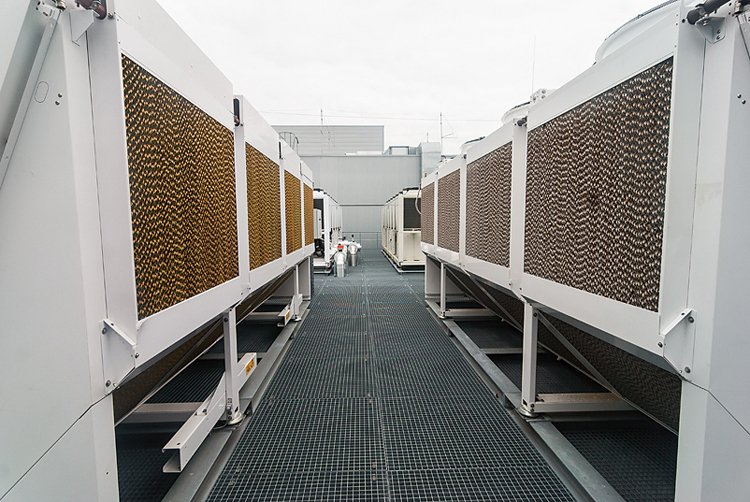 Klimatizační jednotky chladicího systému na střeše datového centra