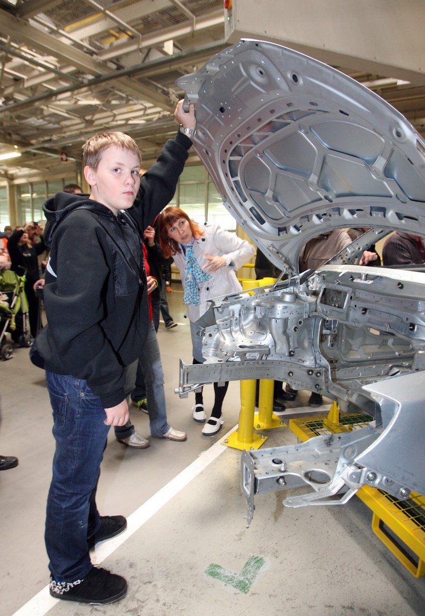 Hlavně kluci byli v mladoboleslavské automobilce ve svém živlu. Vidět nový skelet budoucího auta se hned tak někomu nepoštěstí.