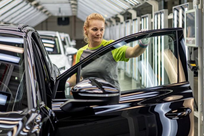 Dobré výsledky Škody Auto ukazují, že vyhlídky českého autolandu nemusejí být temné. Dobré výsledky Škody Auto ukazují, že vyhlídky českého autolandu nemusejí být temné.