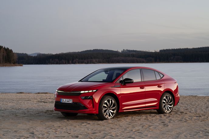 Škoda Auto pokračuje ve své strategii elektrifikace uvedením nové rodiny Enyaq, která přichází s modernizací jedné z nejúspěšnějších evropských plně elektrických modelových řad. Škoda Auto pokračuje ve své strategii elektrifikace uvedením nové rodiny Enyaq, která přichází s modernizací jedné z nejúspěšnějších evropských plně elektrických modelových řad.