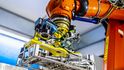 Společnost Škoda Auto v závodě ve Vrchlabí využívá chytrého manipulačního robota.