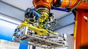 Společnost Škoda Auto v závodě ve Vrchlabí využívá chytrého manipulačního robota