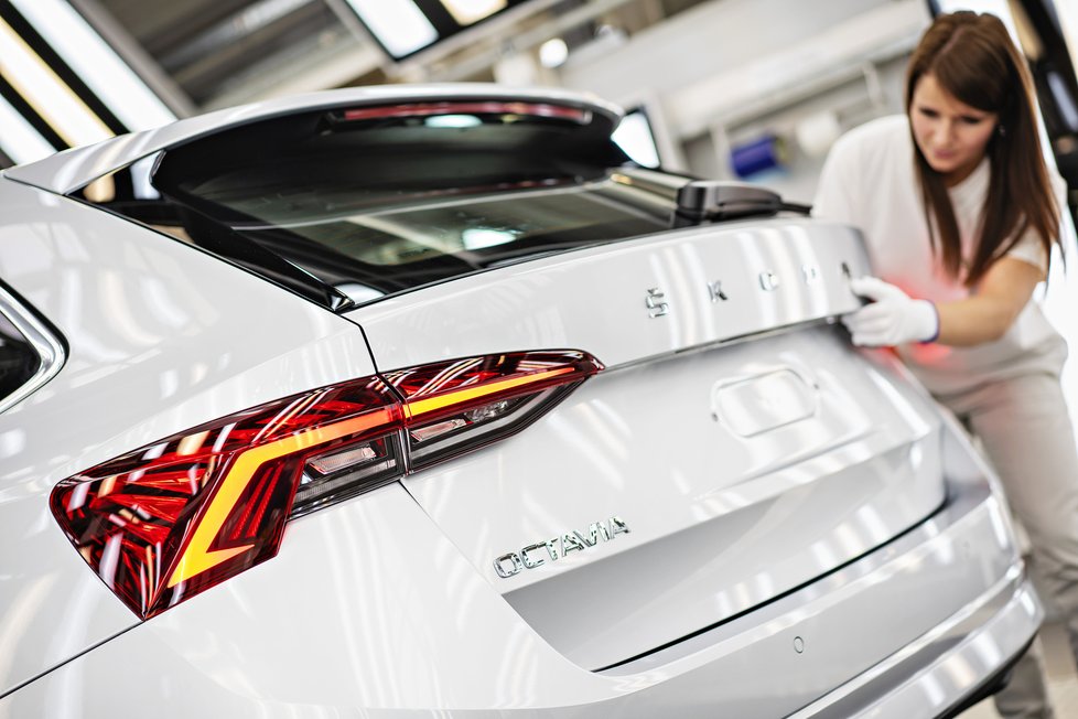 Výrobci automobilů přijdou kvůli nedostatku čipů o 2,3 bilionu korun