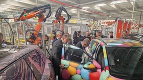 Člen představenstva Škody Auto Martin Jahn představuje jeden z nejnovějších modelů Peaq premiérovi Andreji Babišovi a vicepremiérovi Karlu Havlíčkovi.