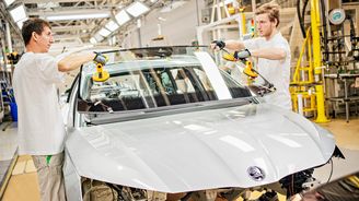 Škoda Auto zvyšuje mzdy o desetinu a rozdává vysoké odměny. Firmy stále častěji volí benefity