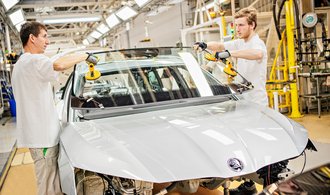Škoda Auto zvyšuje mzdy o desetinu a rozdává vysoké odměny. Firmy stále častěji volí benefity