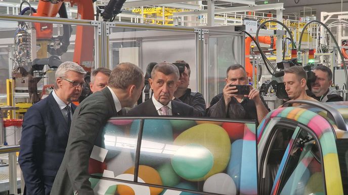 Člen představenstva Škody Auto Martin Jahn představuje jeden z nejnovějších modelů Peaq premiérovi Andreji Babišovi a vicepremiérovi Karlu Havlíčkovi. Člen představenstva Škody Auto Martin Jahn představuje jeden z nejnovějších modelů Peaq premiérovi Andreji Babišovi a vicepremiérovi Karlu Havlíčkovi.