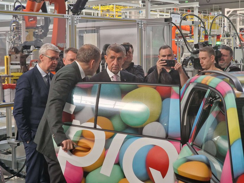 Škoda jako bateriová tepna VW, strmý pád dovolenkáře Fischera, problémy startupu s minidomky Škoda jako bateriová tepna VW, strmý pád dovolenkáře Fischera, problémy startupu s minidomky