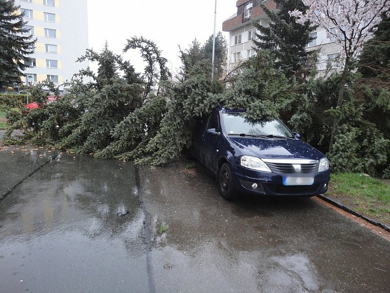 Pondělní bouřka napáchala v Královéhradeckém kraji škody v řádech desetitisíců