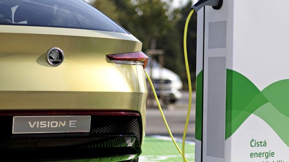 Škoda řeší nedostatek nabíjecích stanic pro elektrovozy. Postaví hned 7.000 dobíjecích míst!