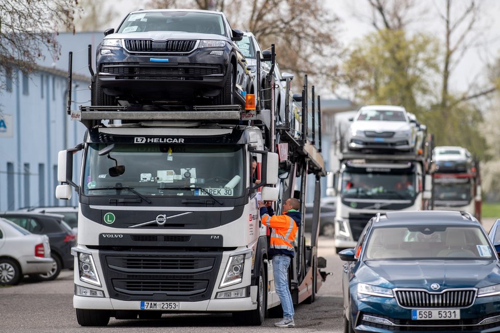 Automobilce Škoda chybí čipy. Na letišti v Hradci zaplňují nefunkční auta velkou plochu