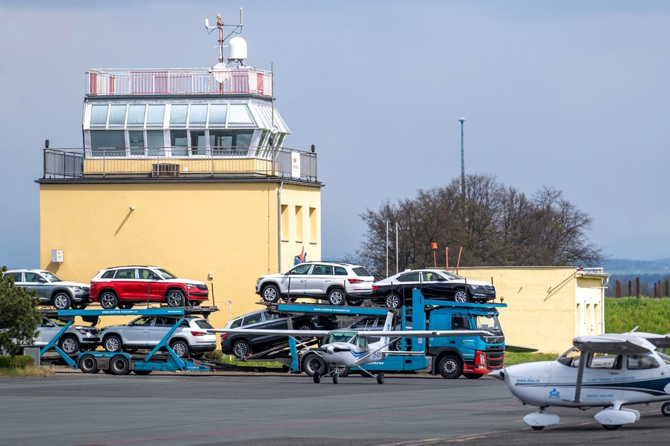 Automobilce Škoda chybí čipy. Na letišti v Hradci zaplňují nefunkční auta velkou plochu.