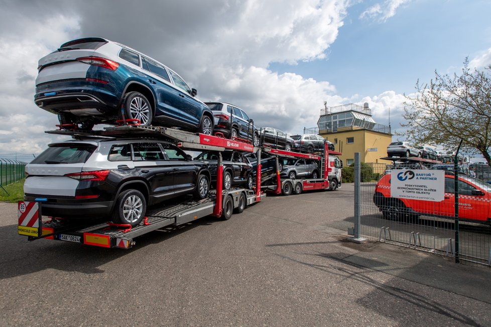 Automobilce Škoda chybí čipy. Na letišti v Hradci zaplňují nefunkční auta velkou plochu