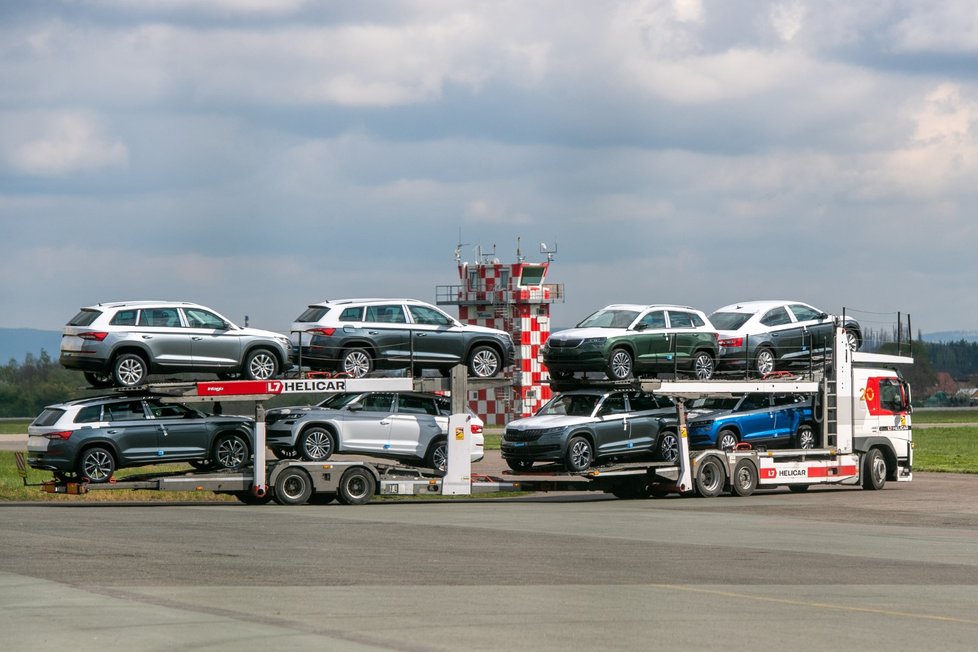 Automobilce Škoda chybí čipy. Na letišti v Hradci zaplňují nefunkční auta velkou plochu.