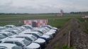Místo festivalu obří parkoviště. Na Škodovku doléhá čipová krize. Na hradeckém letišti čekají tisíce aut.