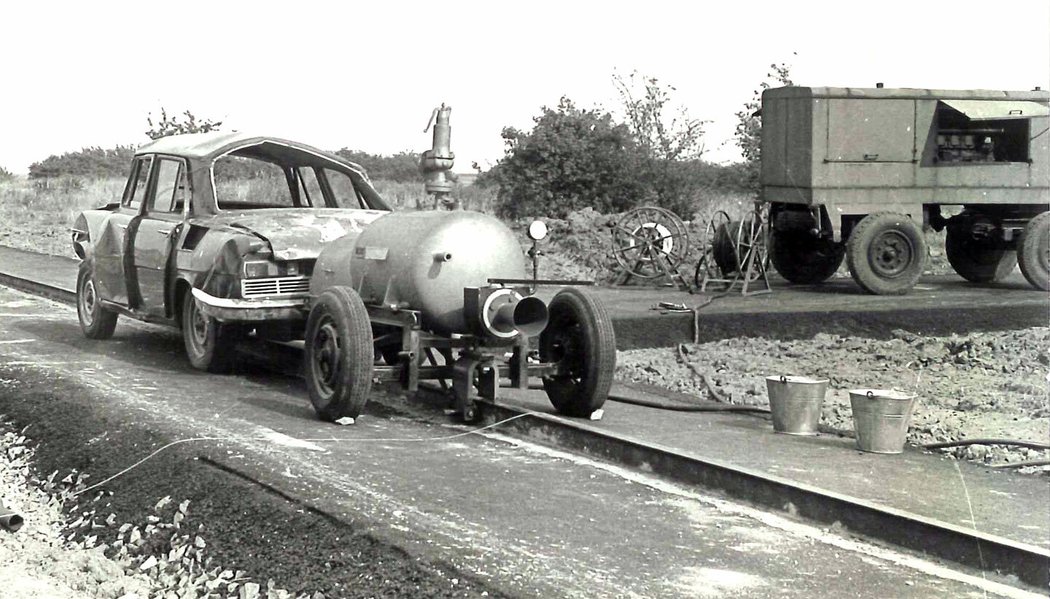 Parní raketa sloužila k rozpohybování auta na požadovanou rychlost.