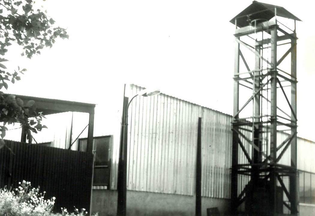 Padací věž v laboratoři bezpečnosti v areálu Avia v pražských Letňanech