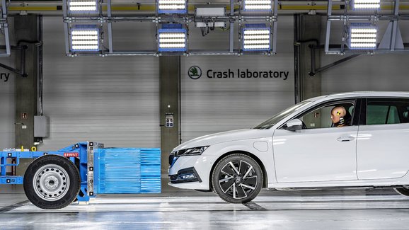 Škoda má novou laboratoř na nárazové zkoušky. Bourat tam budou i elektrovozy