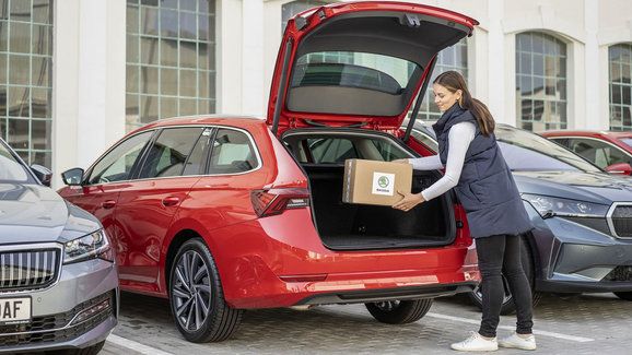 Škoda nově umožňuje doručení zásilek přímo do kufru auta