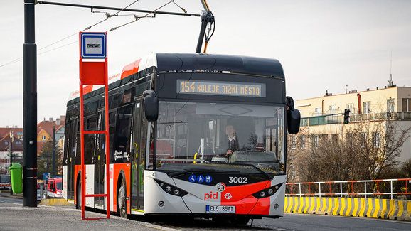 Prahou už se prohání první elektrobus Škoda E’City
