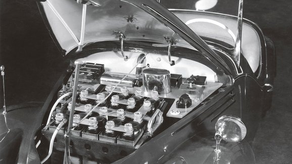 Věděli jste, že první elektromobil měla Škoda už před válkou? A že první její hybrid postavil Křižík?