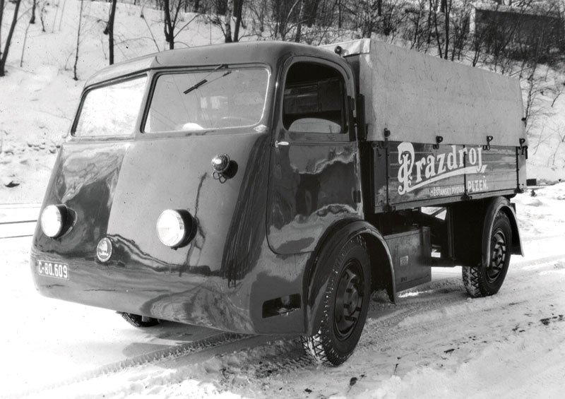 Elektrický nákladní vůz Škoda z konce 30. let vyniká moderní konstrukcí budky a nosností až 3 tuny.