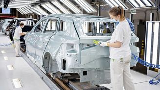 Škoda Auto škrtí výrobu modelu Enyaq. Volkswagen jí nedodává dostatek elektromotorů