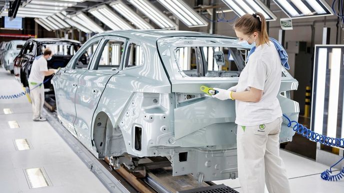 Na elektromobil Škoda Enyaq si musí zákazník počkat okolo šesti měsíců.