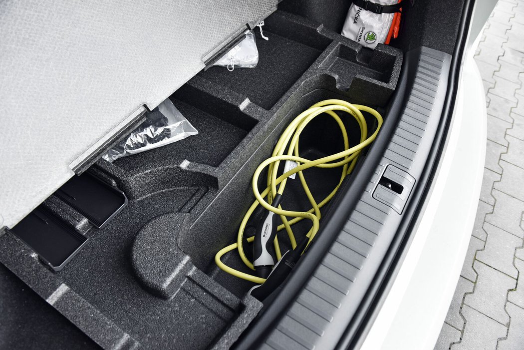 Pod podlahou zavazadelníku jsou schovány přihrádky na drobnosti i hluboká kapsa na dobíjecí kabely