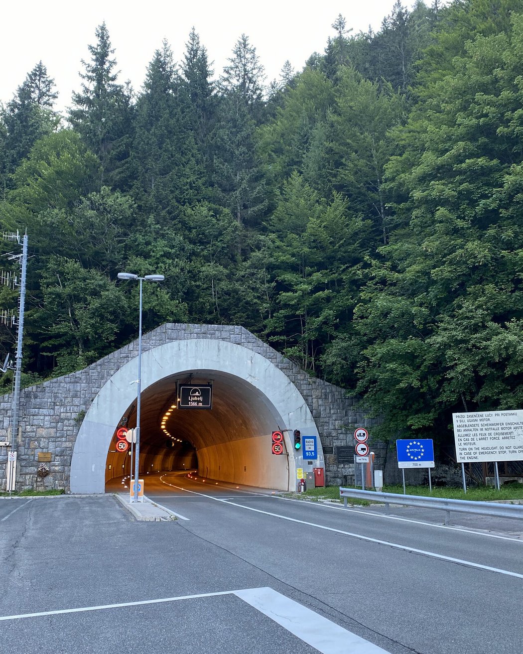 První hodiny ve Slovinsku: za tunelem Ljubelj nás vítají krásné večerní Julské Alpy