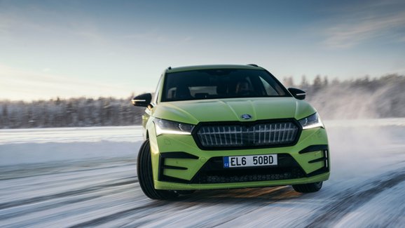 Škoda má dva světové rekordy! Enyaq RS je vydriftoval na zamrzlém jezeře