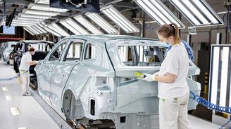 Škoda Auto čelí „převisu pracovníků“. Stovky jich patrně přesune na jiné pozice