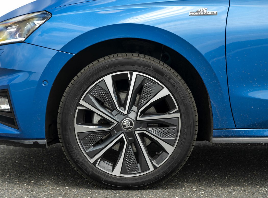 Sedmnáctipalcové disky s aerodynamickými kryty jsou ve Fabii Monte Carlo standardem, vozu navíc náramně sluší