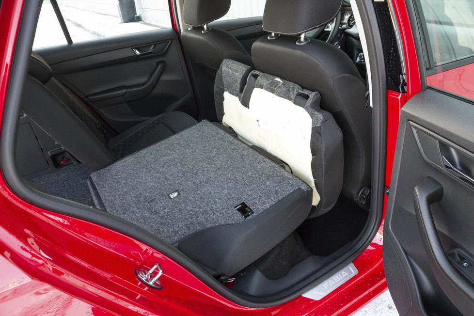 Hatchback má jednoduché pokládání opěradla na pevný sedák, u kombi se i ten odklápí, aby vytvořil rovinu