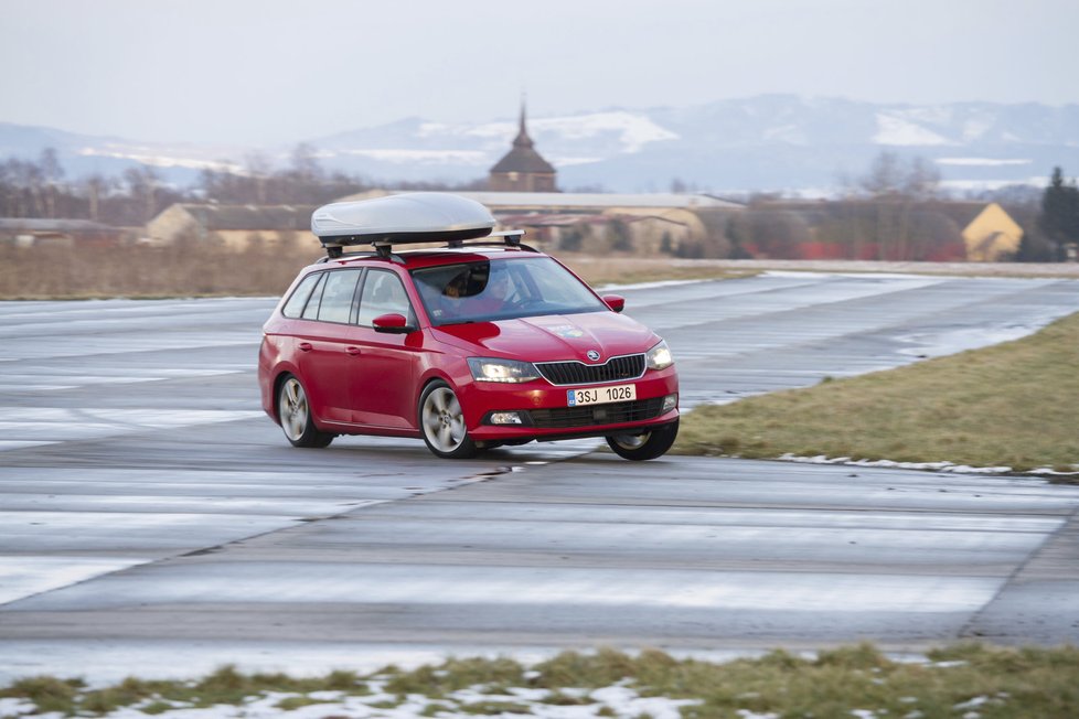 I při plném vytížení si fabia v ostré zatáčče zachovala jistotu. Zadní tlumič šel sice na doraz, ale fabia hnaná základním motorem nemá sílu se vydat mimo stopu, takže vzorně drží.