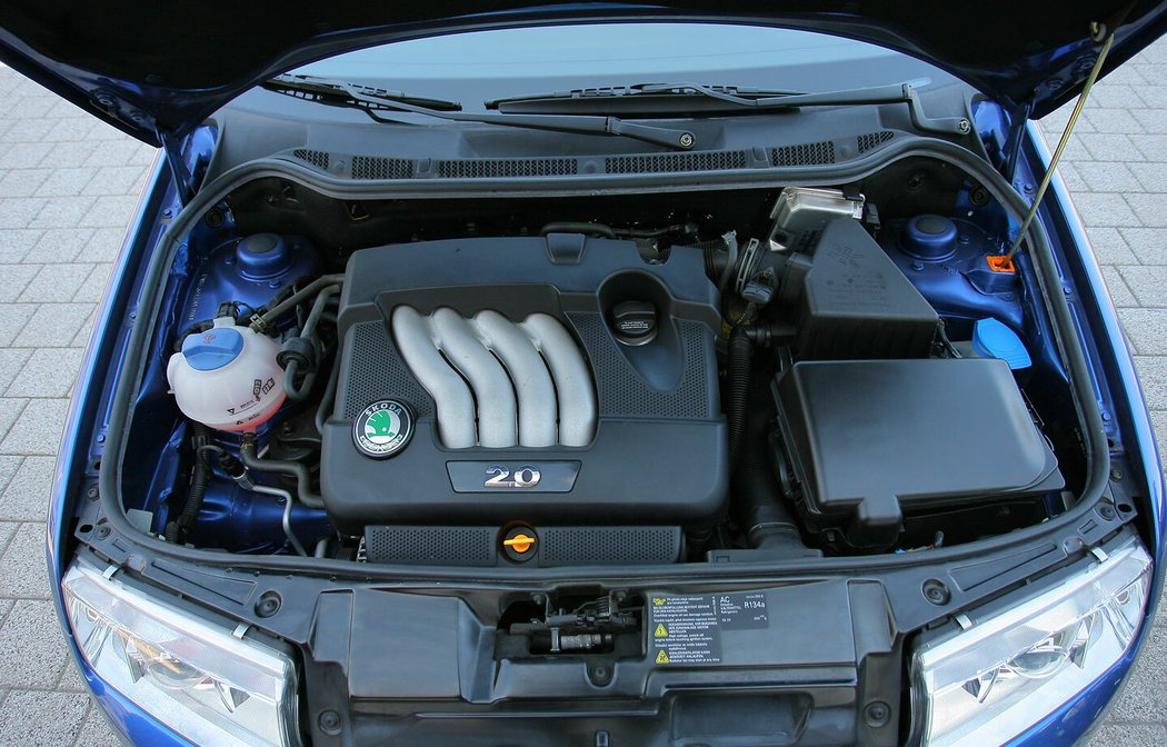 Dvoulitrový atmosférický zážehový motor k malým autům nepatří už dlouhé roky, v současnosti už najdeme jen přeplňovanou jednotku 2.0 TSI pod kapotou Volkswagenu Polo GTI