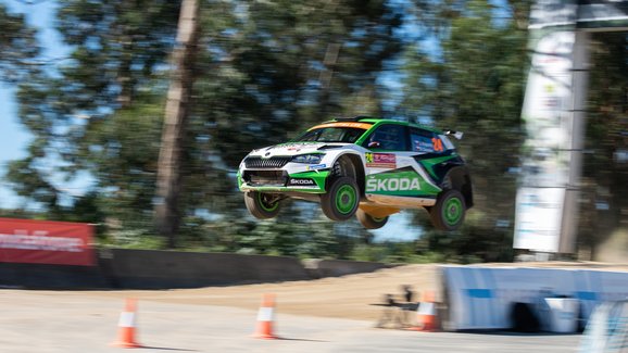 Jak se v rallye létá vzduchem? Škoda Motorsport popisuje, jak na to. A co se děje s autem?