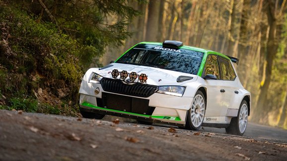 Modernizovaná Škoda Fabia R5 míří na závodní tratě. Má výkonnější motor i zesílenou karoserii