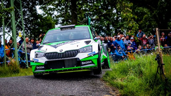 Rychle, ale bezpečně: Co chrání posádku Fabie Rally2 evo?