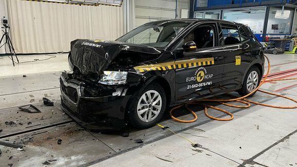 Proč se při crash testech bourá jen padesátkou? Odpověď je překvapivě jednoduchá